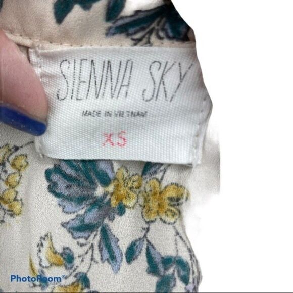 Sienna Sky Junior’s Floral Blouse Size XS - Picture 5 of 6